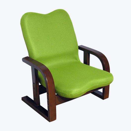 Складное кресло на коротких ножках карамельного цвета 258K